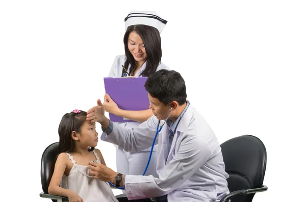 Muž lékař zkoumá malá Asiatka. — Stock fotografie