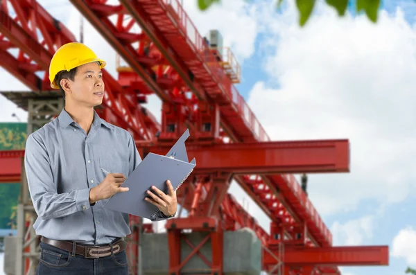 Ingenieur überwacht den Bau. — Stockfoto