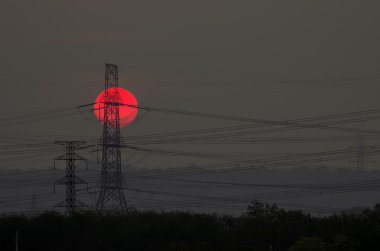 yüksek gerilim elektrik direği silüeti
