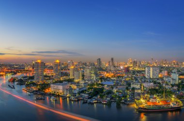 Bangkok görünümü alacakaranlıkta.