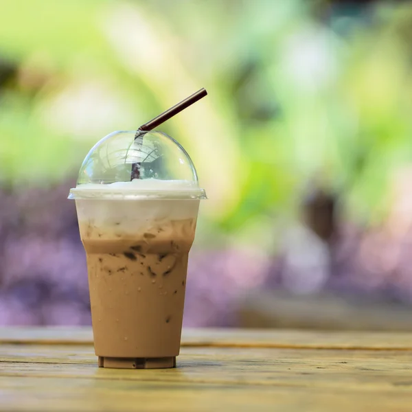 Крижана кава з соломою в пластиковій чашці — стокове фото