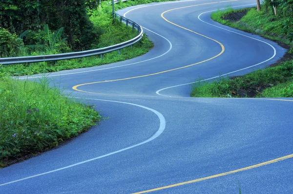 Carretera sinuosa en la montaña — Foto de Stock