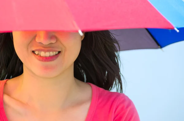 Usmívající se žena s deštníkem — Stock fotografie