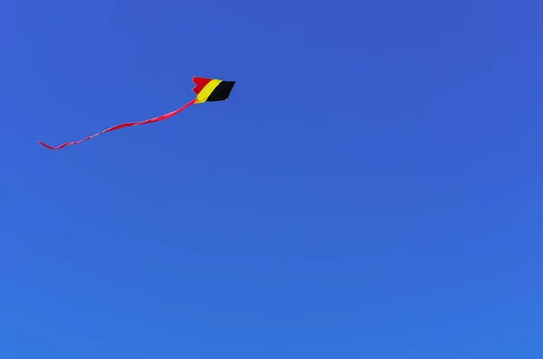 Воздушный змей, летящий в небе — стоковое фото