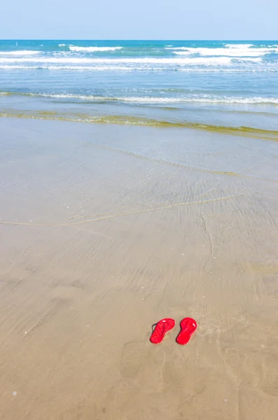 Tongs rouges sur la plage — Photo