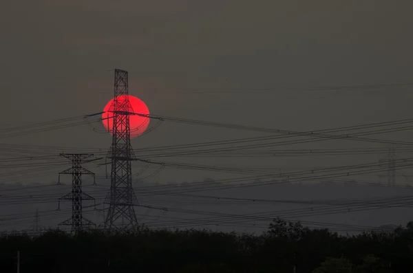 Yüksek gerilim elektrik direği silüeti — Stok fotoğraf