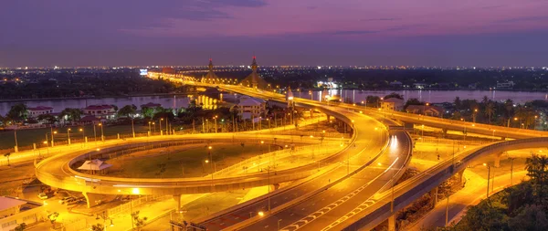 Ponte Nonthaburi durante o crepúsculo — Fotografia de Stock