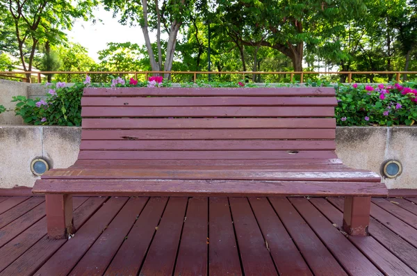 Auburn Bench in the garden. — Stock Photo, Image