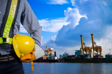 Vinçler ve konteyner ile mühendisi.