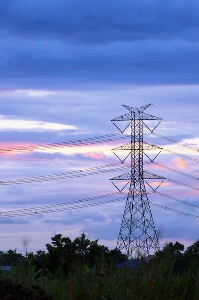 Cielo di tramonto sopra il palo di alta tensione . — Foto Stock