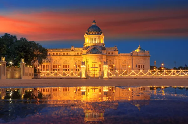  Ananta samakhom taht Salonu