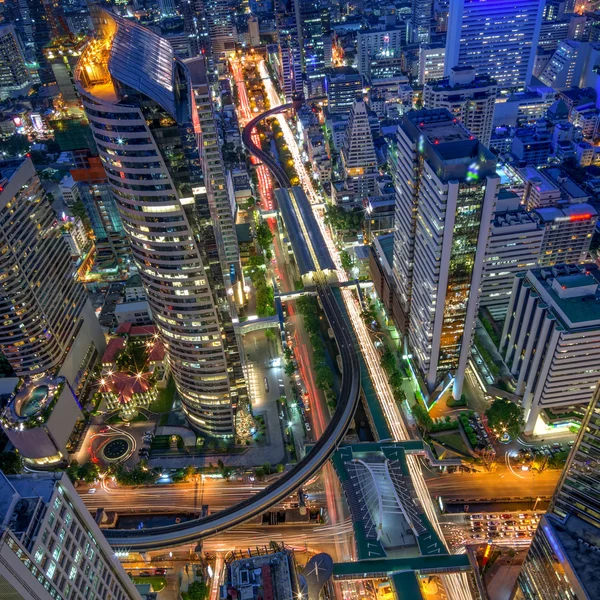 Vista panorâmica de um edifício moderno à noite . — Fotografia de Stock