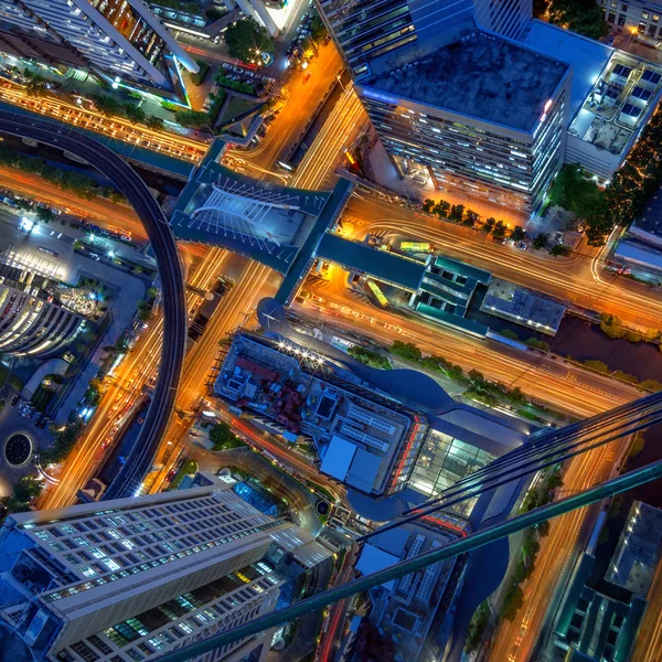 Vista a volo d'uccello di un edificio moderno a pochi passi — Foto Stock