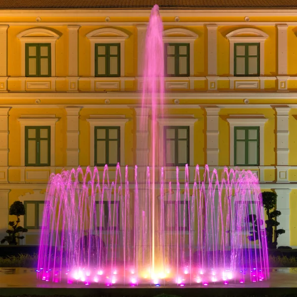 Musikalischer Brunnen mit bunten Lichtern in der Nacht — Stockfoto