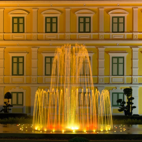 Musikalischer Brunnen mit bunten Lichtern — Stockfoto