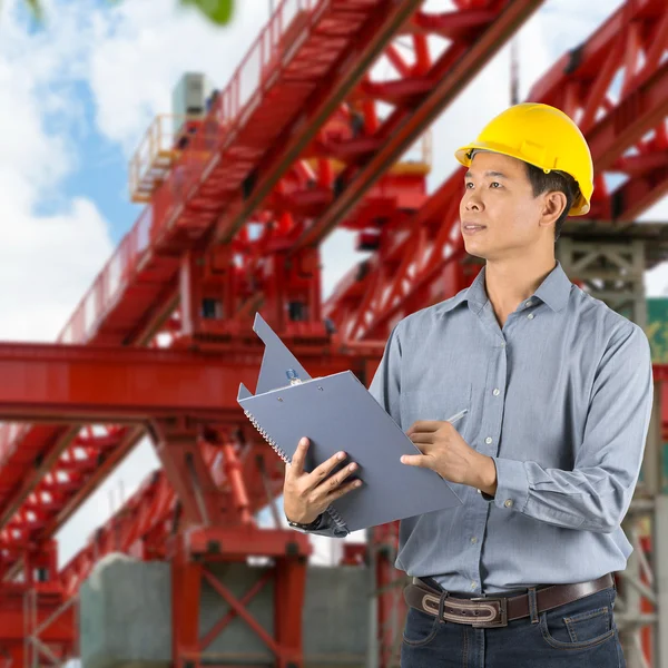 Ingenieure überwachen den Bau. — Stockfoto