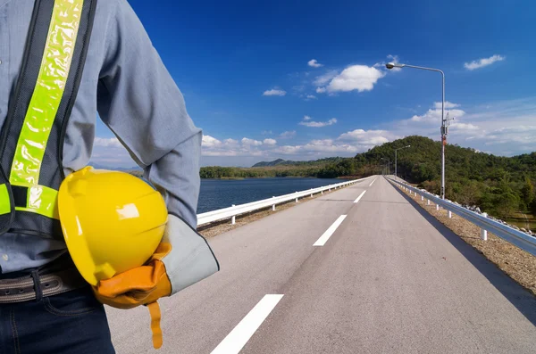 Ingeniero sosteniendo casco amarillo —  Fotos de Stock