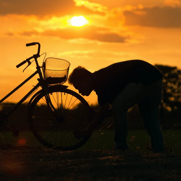 一个男人接吻一辆自行车的轮廓 — 图库照片