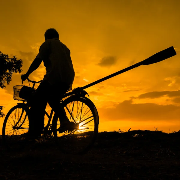 Silhouette du cycliste agriculteur — Photo