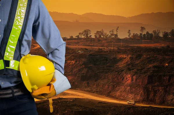 Engenheiro segurando capacete amarelo — Fotografia de Stock