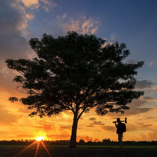 Siluet fotoğrafçı ve günbatımı gökyüzü — Stok fotoğraf