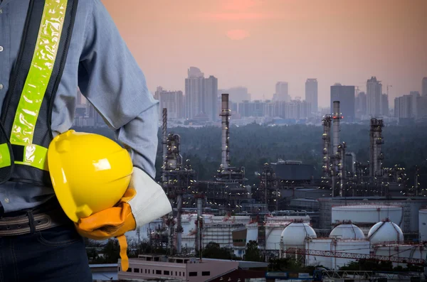 Engenheiro segurando capacete amarelo — Fotografia de Stock