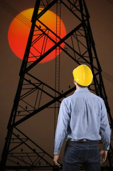 Ingeniero cerca de torre de transmisión . —  Fotos de Stock