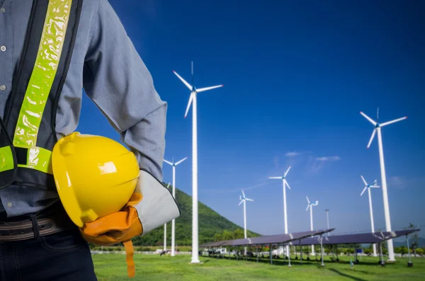 Ingeniero sosteniendo casco amarillo —  Fotos de Stock