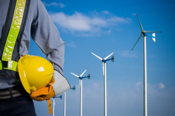 Ingeniero sosteniendo casco amarillo — Foto de Stock