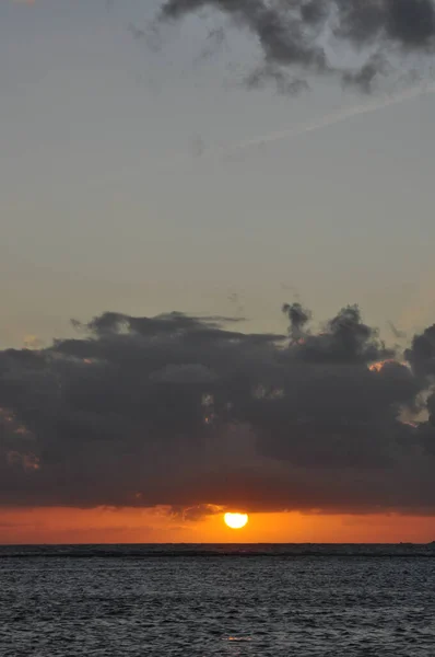 구름과 아래붉은 태양이 — 스톡 사진