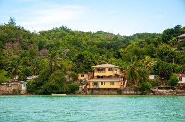 Praslin Adası 'nın rıhtımında özel bir ev. Seyşeller
