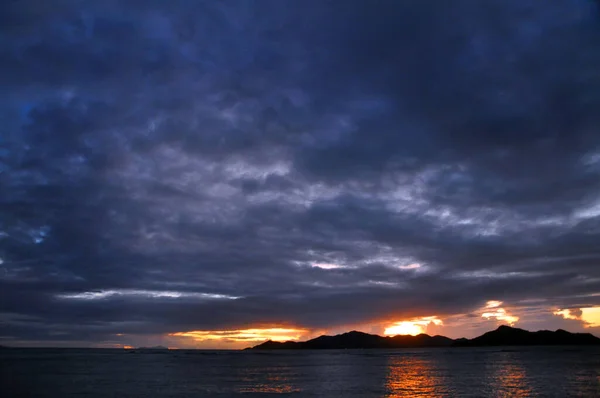 Coucher Soleil Magnifique Coloré Avec Ciel Couvert Sur Océan Indien — Photo