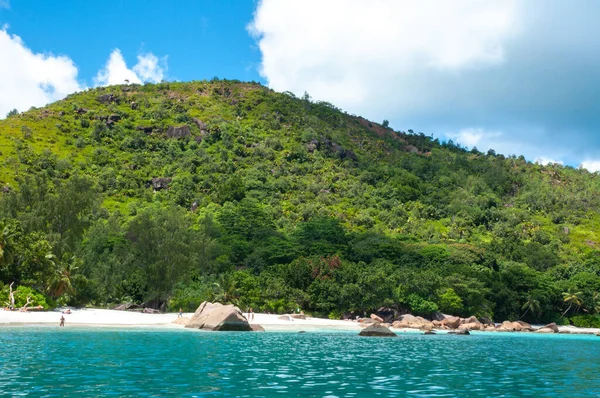 Anse Lazio Sahilde Kayalık Granit Sahil Şeridi Dağdaki Orman — Stok fotoğraf