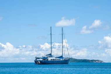 Mavi denizde ve gökyüzünde yelkenli gezisi