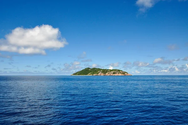 Hint Okyanusu 'ndan mavi gökyüzü manzaralı bir ada. Praslin, Seyşeller