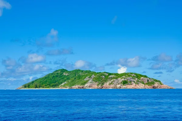 Hint Okyanusu 'ndan mavi gökyüzü manzaralı bir ada. Praslin, Seyşeller