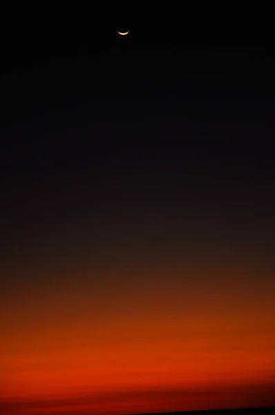 Cielo Rojo Oscuro Atardecer Dramático Sobre Horizonte Agua Con Luna —  Fotos de Stock