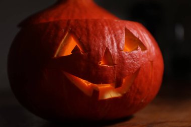 Balkabağı kafalı, balkabağı kafanın içinde ışıkla gülümsüyor