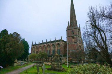 Tetbury, Cotswold, İngiltere, Birleşik Krallık - 10 Ocak 2021: 18. yüzyıl sonlarındaki Gotik kilisenin yeniden canlanma kapısı