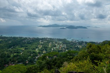 Okyanus ve bulutlu gökyüzü ile tepeden La Digue Adası üzerinde Panorama