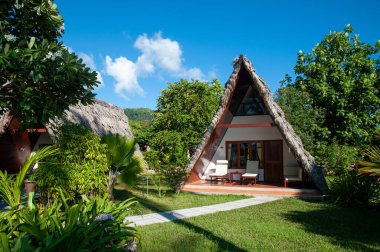 La Digue Adası, Seyşeller, tropikal tatil köyü La Digue adası, güneşli bir günde yemyeşil bir kır evi manzarası.