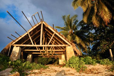 Anse Union sahilindeki eski kayıkhanenin altın gün batımı ışığı, La Digue Adası, Seyşeller