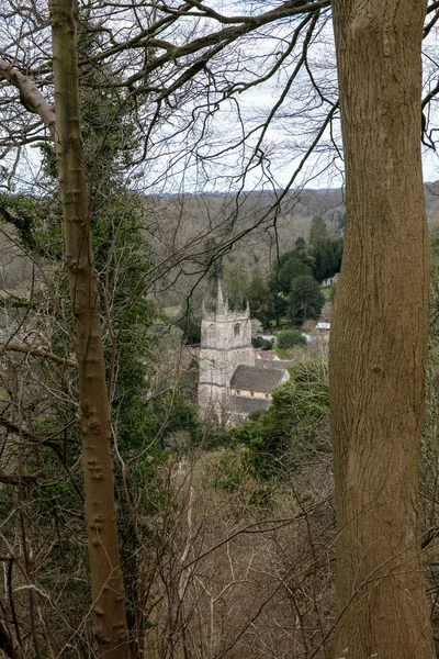 2021年3月6日 乌克兰威尔特郡奇普彭纳姆城堡 从奇普彭纳姆城堡圣安德鲁教堂的森林小山俯瞰全景 — 图库照片