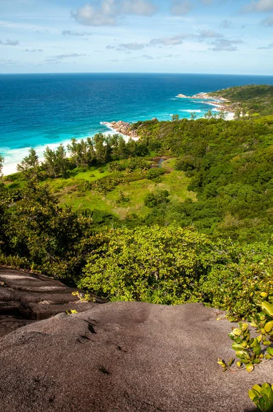 具有印度洋地平线的热带海岸线和塞舌尔拉迪古岛原始丛林大湾的空中景观 — 图库照片