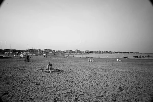 Vysoké Poledne Pláži Caorle Lidmi Relaxovat Horkém Třpytivý Vzduch Pláži — Stock fotografie