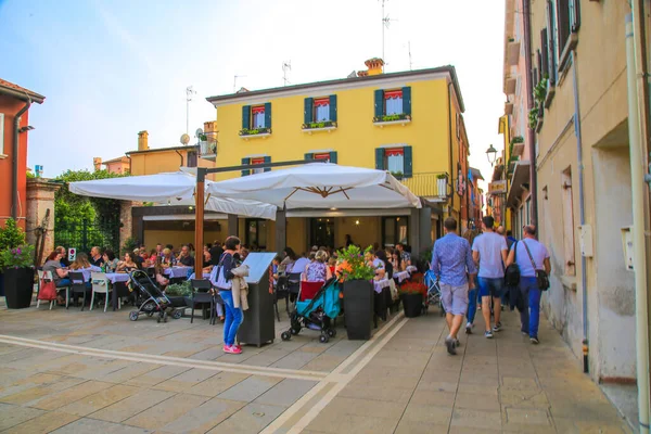 Γενική Άποψη Της Τυπικής Ιταλικής Πλατείας Μπαρ Και Εστιατόρια Στο — Φωτογραφία Αρχείου