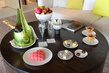 Milan, Italy- 29 Nisan 2014: Çeşitli tatlılar, çikolatalar ve bir şişe şampanyayla süslü koyu ahşap masa seti