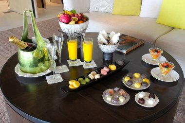 Milan, Italy- 29 Nisan 2014: Çeşitli tatlılar, çikolatalar ve bir şişe şampanyayla süslü koyu ahşap masa seti