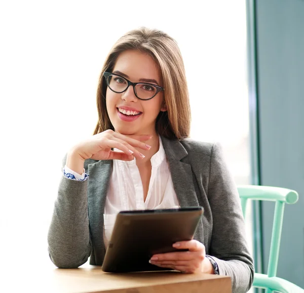 Empresária feliz sentada no escritório com laptop em branco — Fotografia de Stock