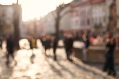 Arka plan bulanık kişiyi eski şehir günbatımında kare. 